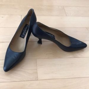 Navy blue Kenneth Cole pumps